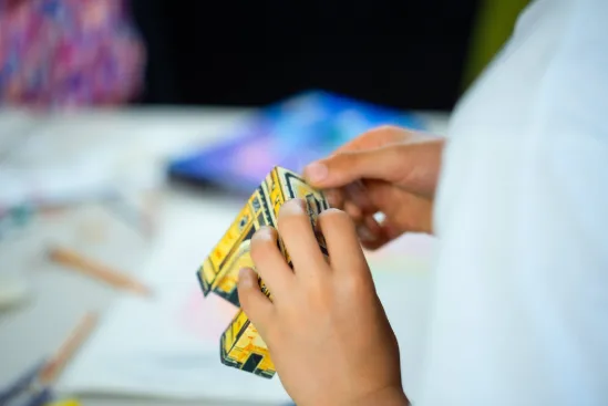 Copil asamblând o machetă